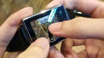 Keren sih bisa main Fortnite di smartwatch, tapi ribet ya ngeliatnya. (Foto: Twitter/PicturesFoIder)