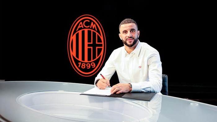 MILAN, ITALY - JANUARY 23: (EDITORS NOTE: Image has been digitally retouched) AC Milan New Signing Kyle Walker signs his contract at Casa Milan on January 23, 2025 in Milan, Italy. (Photo by Sara Cavallini/AC Milan via Getty Images)