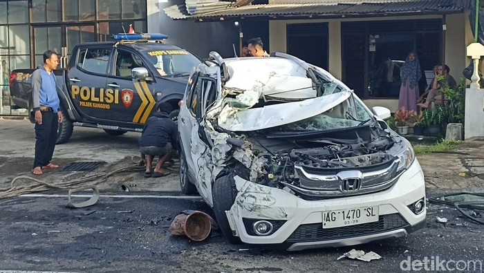 Laka truk vs mobil di Blitar.
