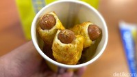 Kalau mau camilan yang lebih gampang dan praktis dimakan, bisa pesan pretzel bites. Kami pesan varian Cheesy Sausage Bites seharga Rp 49.000. Foto: Detikcom / Atiqa Rana