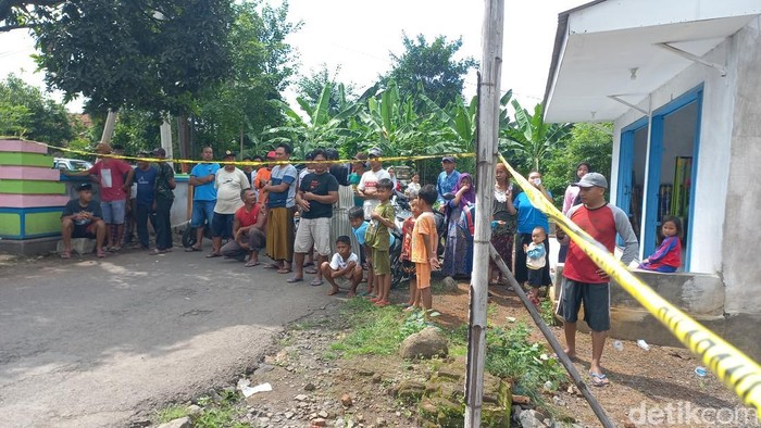 Lokasi ledakan diduga bondet yang telah diberi garis polisi.