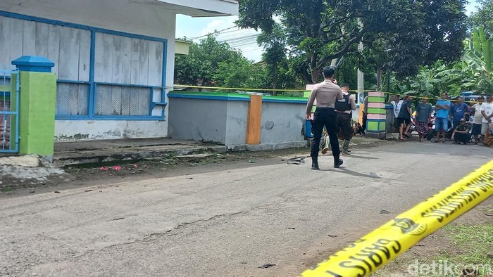 Lokasi ledakan diduga bondet yang telah diberi garis polisi.