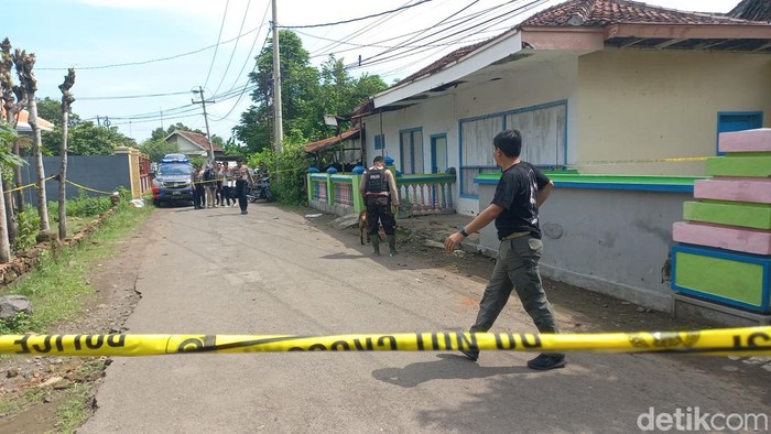 Lokasi ledakan diduga bondet yang telah diberi garis polisi.