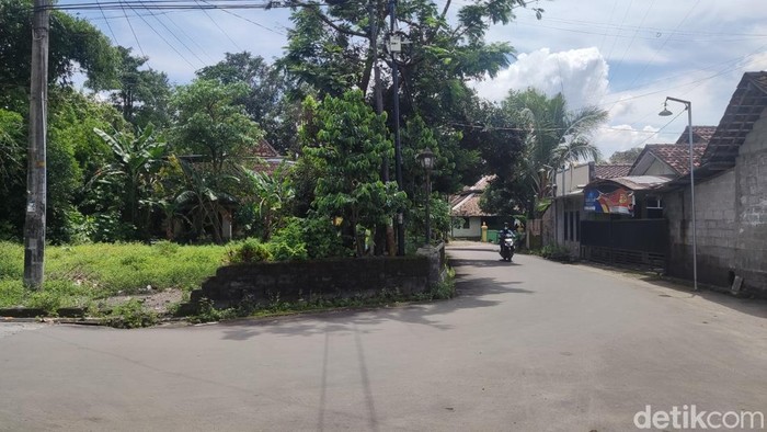 Lokasi diver taksi online menurunkan penumpang dan kemudian tidak bisa keluar dari jalan kampung, Krapyak, Wedomartani, Ngemplak, Sleman.
