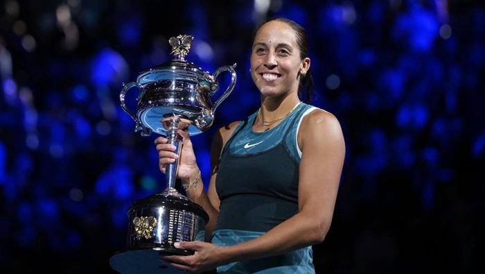 Tennis - Australian Open - Melbourne Park, Melbourne, Australia - January 25, 2025 Madison Keys of the U.S. celebrates with the trophy after winning the final against Belarus Aryna Sabalenka REUTERS/Jaimi Joy