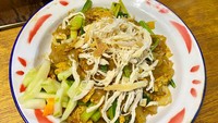 Harga menu di sini mulai Rp 13 ribu saja. Kamu sudah  bisa mencicipi nasi goreng ayam enak!  