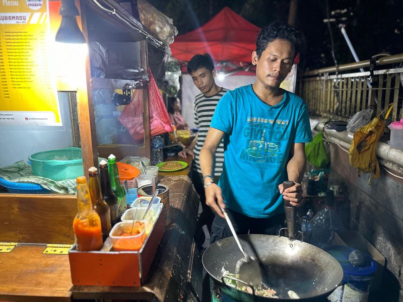 Mantan Karyawan Gerai Es Teler Sukses Jual Nasi Goreng Gerobakan