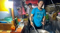 Berlokasi di seberang Lotte Mall Jakarta, Jalan Prof Dr. Satrio, Kuningan, ada Pondok Suramadu milik Ali Abdurrahman Wahid yang buka mulai sore hari. Kamu bisa menyambanginya untuk makan enak dan murah.