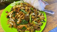 Pilihan lainnya kwetiau goreng dengan aroma smokey nan sedap. Plating hidangan ini tampak cantik dengan suwiran ayam dan pendamping acar.
