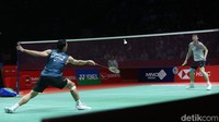 Pukulan out Wang membuat Jonatan Christie raih poin pertama di gim pertama. Wang coba merapatkan jarak, tapi pukulan Jojo masuk dan jaga keunggulan 5-3. Jojo terus memimpin sampai di interval, 11-8.