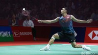 Wang samakan poin 13-13 setelah menyantap bola tanggung dari Jojo. Jojo bisa melaju lagi, tapi disamakan lagi 15-15. Jojo lebih agresif dan raup empati poin beruntun, 19-15. Jojo capai game point 20-17 dengan jump smash-nya, lalu menangi gim pertama 21-18 setelah pukulan wang keluar.