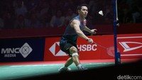 Jojo terus fokus dan pukulan-pukulannya masuk sempurna. Mesti Wang coba mendekat, Jojo jaga momentumnya 14-12 saat pukulan back hand-nya gagal dibendung Wang.