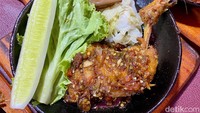 Mau yang lebih nikmat? Nasi sambal bakar dengan lauk ayam goreng seharga Rp 22 ribu juga bisa jadi pilihan.