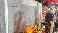 Aneka lauk di sini disajikan dengan hot plate berisi sambal yang dibakar lebih dulu. Proses pembakarannya berlangsung di area terbuka seperti ini.
