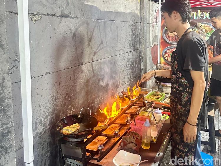 Di Seberang Lotte Mall Ada Nasgor dan Sambal Bakar Enak Rp 12 Ribuan