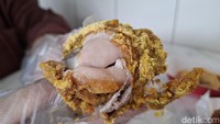Cita rasa ayam goreng ini lebih  manis gurih. Tekstur kulit ayamnya tetap renyah. Foto: detikFood