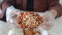 Bagi penggemar pedas, BB.Q Chicken memiliki menu ayam goreng dengan balutan saus Mala Hot. Sausnya diracik dengan resep mala spesial tapi tetap menggabungkan rasa manis pedas. Foto: detikFood