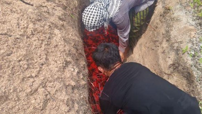 Mayat pria tanpa kepala yang ditemukan di Pantai Jinato Selayar dikuburkan.