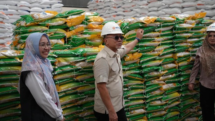 Menteri Koordinator Bidang Pangan Zulkifli Hasan (Zulhas) mengunjungi Gudang Bulog, Kabupaten Pekalongan, Jawa Tengah, Sabtu (25/1/2025).