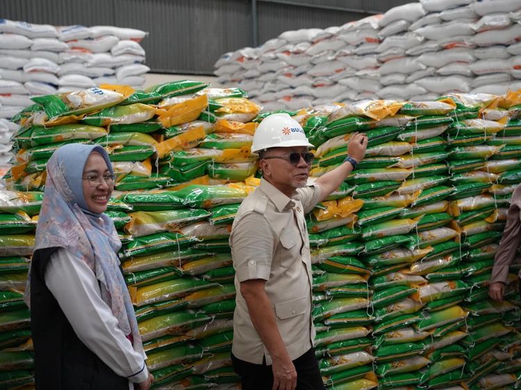 Menko Zulhas Tinjau Gudang Beras-Salurkan Bantuan di Pekalongan