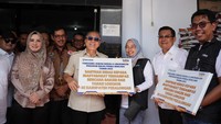 Selain itu Zulhas juga menyalurkan sejumlah bantuan kepada korban bencana alam di Pekalongan.  Total bantuan yang bakal disaluran ada ribuan hasil gotong royong Kemenko Bindang Pangan, lembaga, asosiasi, hingga perusahaan BUMN. 