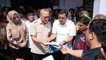 Menko Zulhas Tinjau Gudang Beras-Salurkan Bantuan di Pekalongan