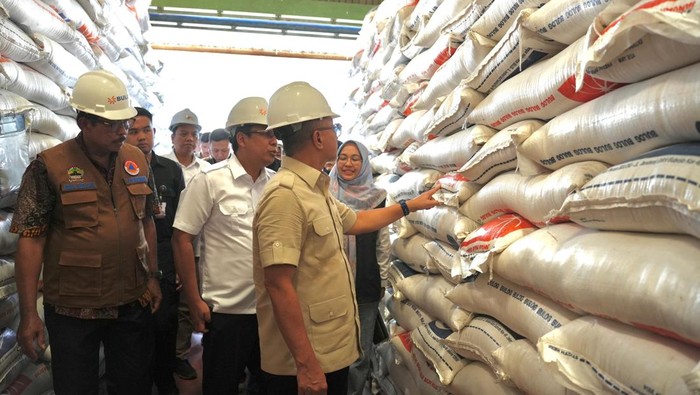 Menteri Koordinator Bidang Pangan Zulkifli Hasan (Zulhas) mengunjungi Gudang Bulog, Kabupaten Pekalongan, Jawa Tengah, Sabtu (25/1/2025).