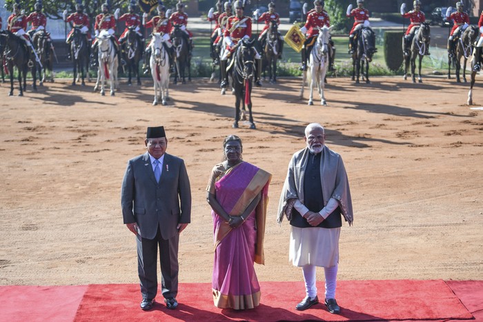 Momen Presiden Prabowo Disambut Upacara Kenegaraan India Presiden Prabowo Subianto (kiri) berdiri di samping Presiden India Droupadi Murmu (tengah) dan Perdana Menteri India Narendra Modi (kanan) usai upacara kenegaraan di Istana Kepresidenan Rashtrapati Bavan, New Delhi, India, Sabtu (25/1/2025). Kunjungan kenegaraan Presiden Prabowo ke India untuk menghadiri Upacara Perayaan Ke-76 Hari Republik India Tahun 2025 sebagai tamu utama. ANTARA FOTO/Hafidz Mubarak A/app/aww.