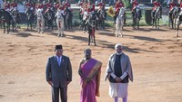 Presiden Prabowo Subianto (kiri) berdiri di samping Presiden India Droupadi Murmu (tengah) dan Perdana Menteri India Narendra Modi (kanan) usai upacara kenegaraan di Istana Kepresidenan Rashtrapati Bavan, New Delhi, India, Sabtu (25/1/2025). 