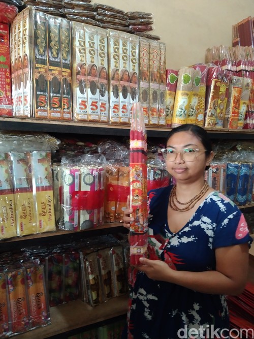 Ni Komang Danvantari menunjukkan produk dupa Cina di Banjar Anyar, Desa Jadi, Kecamatan Kediri, Tabanan. (Dewa Made Krisna Pradipta)