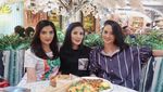 Gaya Nindy Ayunda saat Ngopi di Bali dan Belanda