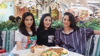 Ini adalah keseruan Nindy Ayunda saat kulineran bareng sahabatnya. Ada Ashanty dan Ririn Ekawati saat makan siang di restoran. Foto: Instagram/nindyayunda