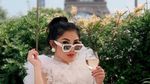 Gaya Nindy Ayunda saat Ngopi di Bali dan Belanda