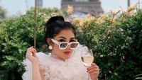 Momennya saat liburan di luar negeri juga tak kalah menarik perhatian. Ia menikmati champagne dengan pemandangan menara Eiffel. Foto: Instagram/nindyayunda