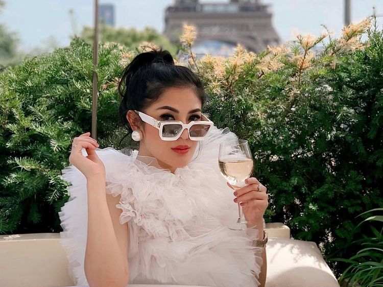 Gaya Nindy Ayunda saat Ngopi di Bali dan Belanda