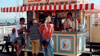 Tak hanya di Bali, ada juga keseruan Nindy Ayunda saat liburan ke Belanda. Di gerai ini ia menikmati es krim cone. Foto: Instagram/nindyayunda