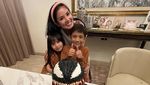 Gaya Nindy Ayunda saat Ngopi di Bali dan Belanda
