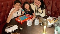 Ia juga punya momen seru saat kulineran dengan anak-anaknya. Ini momen mereka ketika makan di hotel bintang lima di Jakarta. Foto: Instagram/nindyayunda