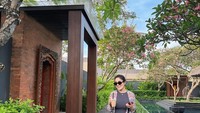 Di Instagramnya, wanita kelahiran 10 Januari 1989 ini sering membagikan momen saat liburan sambil kulineran. Salah satunya momen ngopi di Bali ini. Foto: Instagram/nindyayunda