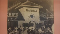 Saat itu Ragusa tak hanya menjadi kedai es krim saja, tapi juga jadi tempat nongkrong yang populer dikunjungi berbagai kalangan di Batavia (Jakarta). Foto: Site News