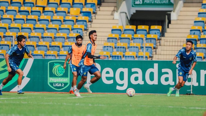 Official training PSIM Jogja di Stadion Kaharuddin Nasution, Pekanbaru, Sabtu (25/1/2025).