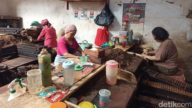 Pabrik cerutu Rizona yang berada di Jalan Diponegoro No 27 Temanggung, Jawa Tengah, Jumat (24/1/2025).