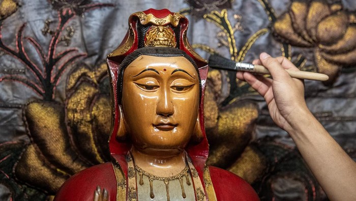 Patung Dewa-dewi di Kelenteng Kwan Tie Miaw Pangkalpinang Dibersihkan Warga keturunan Tionghoa membersihkan patung atau rupang dewa dan dewi di Kelenteng Kwan Tie Miaw di Pangkalpinang, Kepulauan Bangka Belitung, Sabtu (25/1/2025). Tradisi tersebut dilakukan setiap tahun untuk menyambut perayaan Tahun Baru Imlek tahun 2576 Kongzili yang jatuh pada 29 Januari 2025. ANTARA FOTO/Nova Wahyudi/aww.
