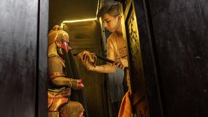 Patung Dewa-dewi di Kelenteng Kwan Tie Miaw Pangkalpinang Dibersihkan