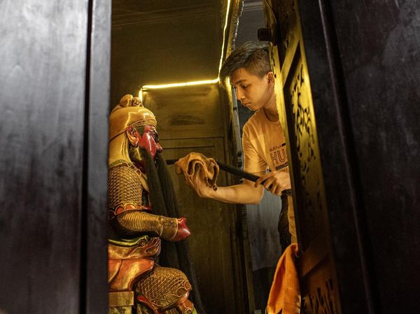 Patung Dewa-dewi di Kelenteng Kwan Tie Miaw Pangkalpinang Dibersihkan