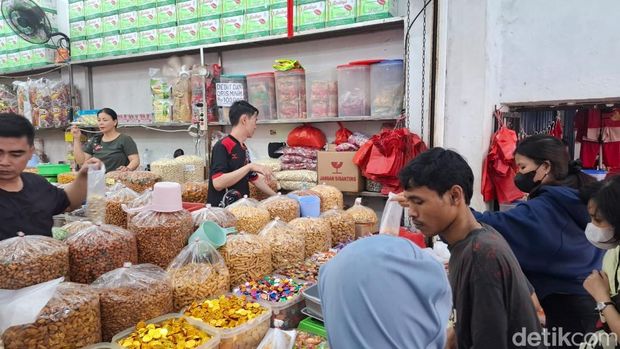 Pedagang pernak-pernik dan makanan di kawasan Pecinan Glodok, Tamansari, Jakarta Barat mengalami peningkatan penjualan menjelang perayaan Imlek. (Brigitta Belia/detikcom)