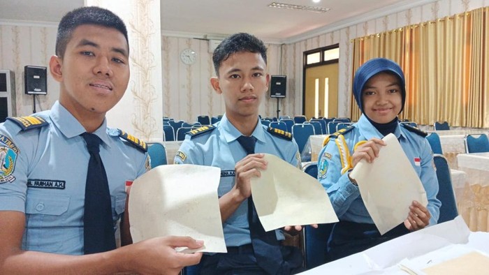 Pelajar SMAN 3 Taruna Angkasa Jawa Timur sulap jerami dan bonggol jagung jadi plastik