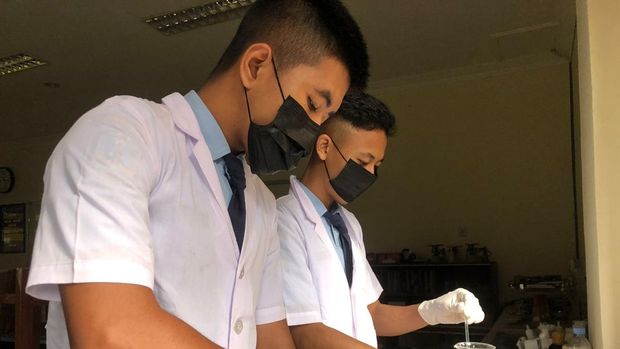 Pelajar SMAN 3 Taruna Angkasa Jawa Timur sulap jerami dan bonggol jagung jadi plastik