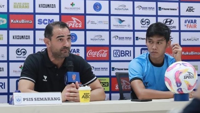 Pelatih Gilbert Agius dan pemain PSIS, Septian David dalam sesi jumpa pers laga PSBS vs PSIS, pada Sabtu (25/1/2025).