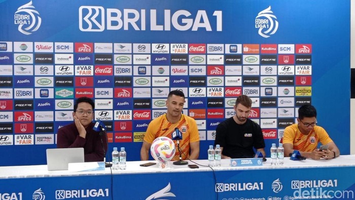 Pelatih Persija Jakarta Carlos Pena, saat konferensi pers di Stadion Manahan Solo, Sabtu (25/1/2025).